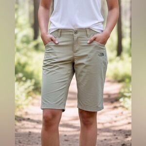 The North Face Women's Hiking Khakis
Outdoor Shorts Women's Size 6
